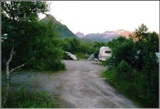 Gruslagte plasser på veien ned mot fjorden.