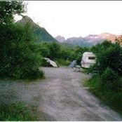 Gruslagte plasser på veien ned mot fjorden.