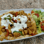 mariniertes Huhn auf Pita-Brot mit Salat und hausgemachte tatziki
