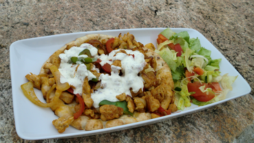 mariniertes Huhn auf Pita-Brot mit Salat und hausgemachte tatziki