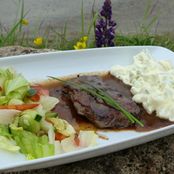 Gegrillte Walfleisch mit Salat, Kartoffelsalat und Pfeffersauce